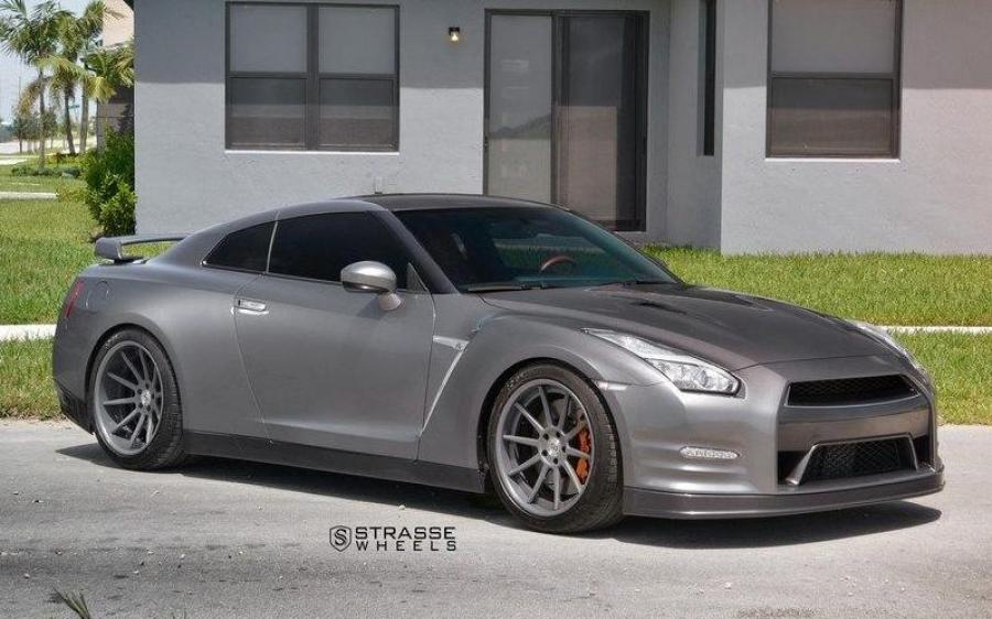 Nissan GT-R on Strasse Wheels (R10 Deep Concave) '2018
